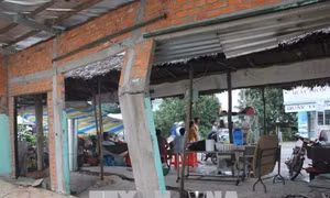 Sụt lún nghiêm trọng ven kênh, người dân tá túc lề đường