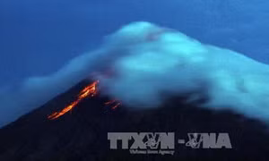 Núi lửa Mayon của Philippines bất ngờ 'tỉnh giấc'