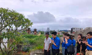 Đoàn Thanh niên TTXVN viếng mộ phóng viên Đinh Hữu Dư