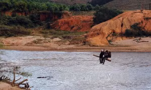 Kon Tum sẽ làm cầu treo để dân không phải liều mình đu cáp qua sông