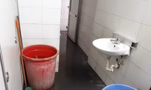Nhà vệ sinh bệnh viện vẫn là nỗi sợ của người bệnh