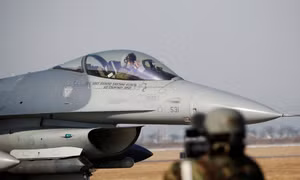 Cháy động cơ, F-16 Mỹ xả vội nhiên liệu xuống hồ, thoát về căn cứ tại Nhật