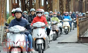 Người Hà Nội co ro trong cái rét đầu đông