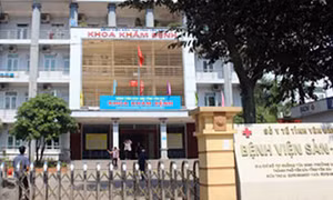 Hành hung bác sĩ vì không cho quay phim cảnh người nhà sinh con