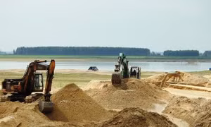 Cấp phép hoạt động kinh doanh cát và bến thủy nội địa lòng hồ Dầu Tiếng gây nhiều bức xúc