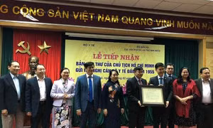 Bộ Nội vụ trao tặng Bộ Y tế bản sao thư của Bác Hồ gửi Hội nghị cán bộ y tế đầu năm 1955