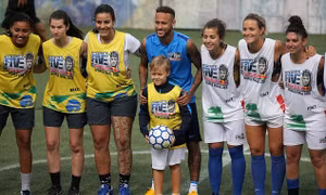 Xem Neymar làm bàn dễ dàng trên sân bóng 5 người tại Brazil