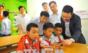 Trao tặng 'Tủ sách Đinh Hữu Dư' cho học sinh miền núi Ninh Bình