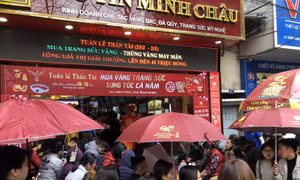 Cầm ô, đội mưa mua vàng cầu may ngày vía Thần tài