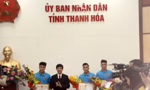 Thủ môn Tiến Dũng nhận 'mưa' tiền thưởng tại quê hương Thanh Hóa