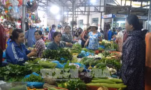 Nắng nóng khiến giá rau quả tăng mạnh