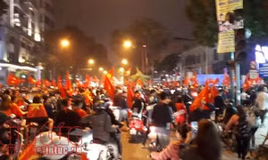 Mừng chiến thắng U23 Việt Nam, người Hà Nội có một đêm không ngủ