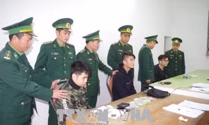 Tạm giữ ba người nước ngoài dùng thẻ ATM giả để chiếm đoạt tiền