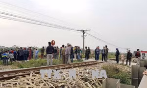 Xe máy bất ngờ băng qua đường sắt, 2 người tử vong
