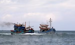 Đưa hai tàu cá trôi dạt trên biển vào bờ an toàn 