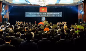 Đông đảo các đoàn đại biểu và người dân đến viếng nguyên Thủ tướng Phan Văn Khải 
