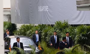 Hình ảnh vệ sĩ áo đen Triều Tiên 'một bước không rời' ông Kim Jong-un tại Singapore