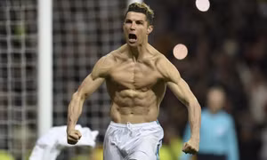 Tranh cãi sau thẻ đỏ cho Buffon và pha sút penalty thành công của Ronaldo