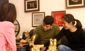 Đại gia chi hàng chục triệu đồng mua đồ mạ vàng làm quà Tết