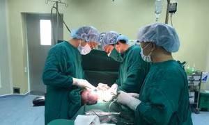 Bóc tách khối u buồng trứng nặng gần 4 kg 