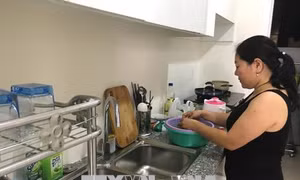 Người dân chung cư Carina Plaza mong sớm được trở về nhà