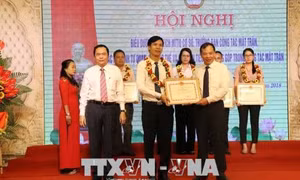 Biểu dương các tập thể, cá nhân tiêu biểu đóng góp cho công tác Mặt trận 