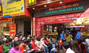 Chiều mùng 10 tháng Giêng, đông nghẹt người xếp hàng mua vàng ngày vía Thần tài 