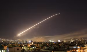 Lưới lửa phòng không Syria rực sáng bầu trời Damascus, 13 tên lửa liên quân Anh-Pháp-Mỹ bị bắn hạ