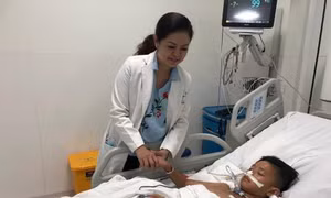 Chơi xe trượt điện, bé trai vỡ thanh quản gây suy hô hấp