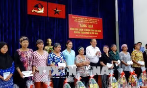 Phó Thủ tướng Trương Hòa Bình tặng quà đồng bào dân tộc Chăm có hoàn cảnh khó khăn