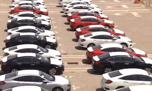 Ô tô lắp ráp trong nước giữ giá, khách hàng chờ xe nhập khẩu
