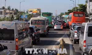 Ùn tắc giao thông nghiêm trọng tại Quốc lộ 60 qua cầu Rạch Miễu