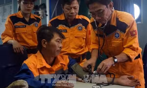 Đà Nẵng: Lai dắt tàu bị nạn cùng 4 thuyền viên về đất liền an toàn