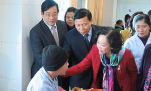 Trưởng ban Dân vận Trung ương thăm, tặng quà các bệnh nhân tại BV đa khoa Bắc Ninh