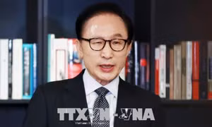 Cựu Tổng thống Hàn Quốc Lee Myung-bak bị kết án 15 năm tù giam