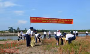 Cảnh sát biển Việt Nam chung tay làm sạch môi trường biển 