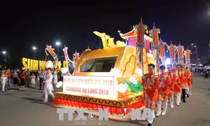 Khởi động Carnaval Hạ Long 2018 với lễ diễu hành 12 xe hoa 