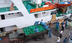 Những chuyến tàu Tết mang tình cảm của đất liền đến với quân dân Trường Sa