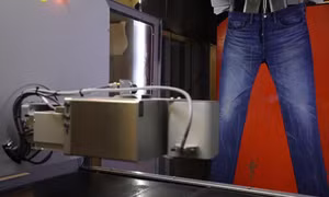 Hãng Levi Strauss dùng robot thay thế công nhân mài quần bò