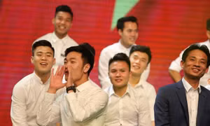 Các cầu thủ U23 Việt Nam đẹp tinh khôi trong màu áo sơ mi trắng