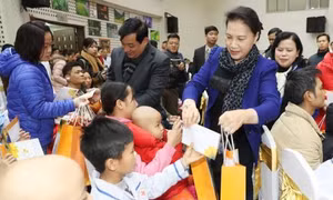 Chủ tịch Quốc hội thăm và trao quà Tết tặng bệnh nhi ung thư 