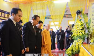 Phó Thủ tướng Trương Hòa Bình viếng Trưởng lão Hòa thượng Thích Thanh Sam