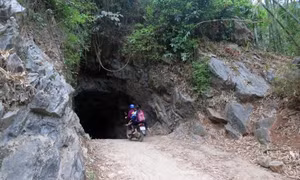 Học sinh bản Chùn gian nan vượt hang tối đến trường