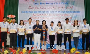 Trao học bổng Vừ A Dính cho học sinh, sinh viên dân tộc thiểu số 