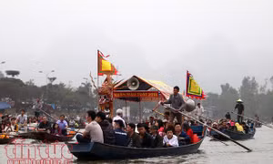 Hàng vạn người trẩy hội Chùa Hương 