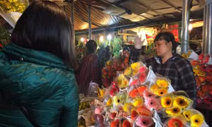 Giá hoa tươi vẫn tăng chóng mặt trong ngày 30 Tết