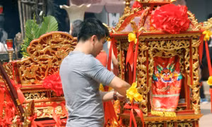 Trước giờ khai ấn đền Trần, du khách kéo về ngày càng đông