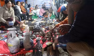 Nửa đêm, biển người đội mưa đi chợ cầu may