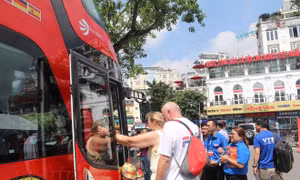 Xe buýt hai tầng mui trần ngày đầu lăn bánh, bắt mắt với vẻ ngoài nổi bật 