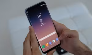 Samsung, LG nói không làm chậm điện thoại cũ, ‘chĩa mùi dùi’ vào Apple
